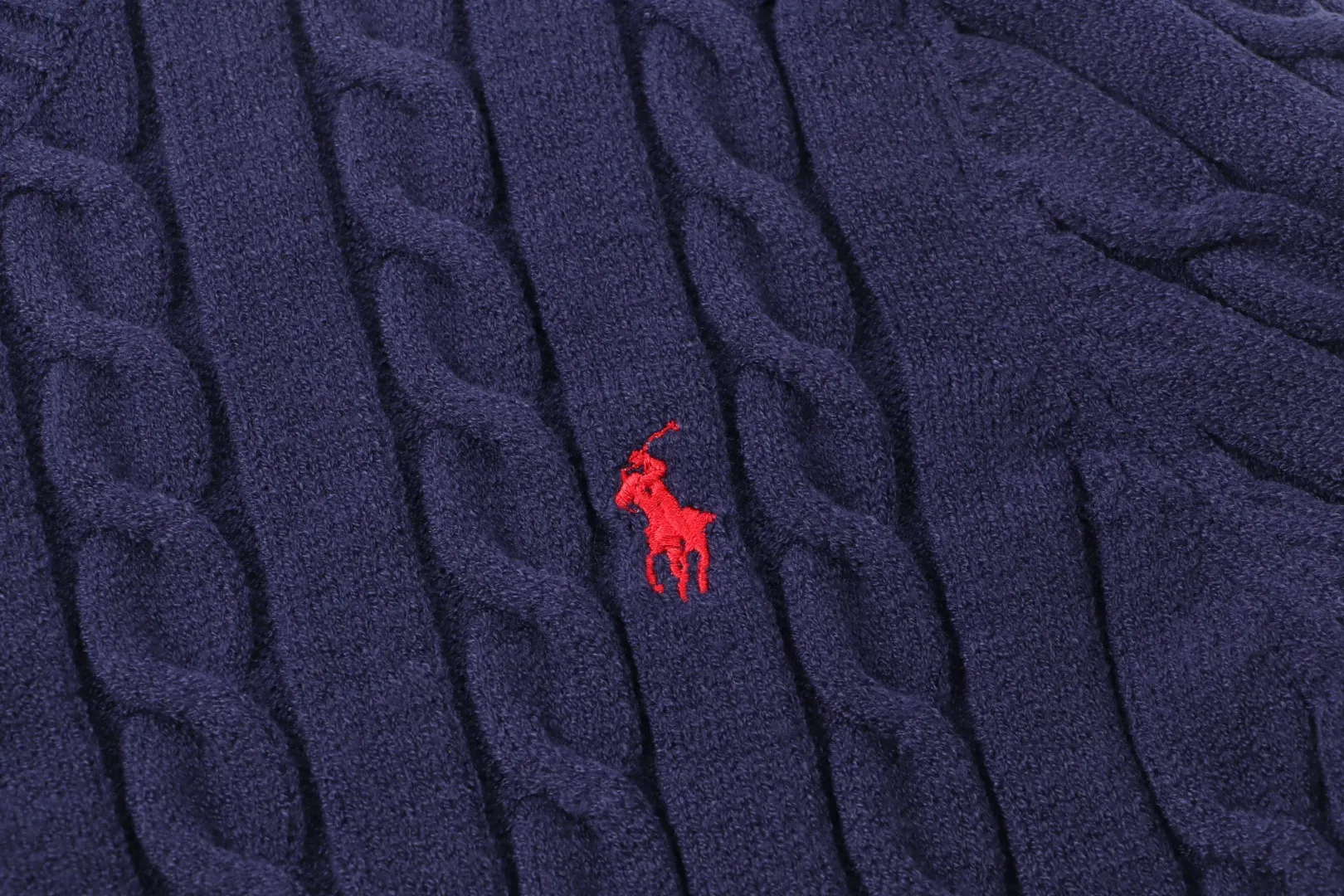 P210 [Ralph Lauren round neck solid color pony embroidery logo twist knitted sweater] ✅Ralph Lauren classic basic versatile knitted pullover crew neck sweater for men and women ✅Main supplier platform live broadcast Wholesale entity Replenish when out of stock will not be removed from the shelves ✅ZP quality 1:1 pattern making Scan the code to enter the GF website Counter quality ✅Detailed quality is the only one in Guangzhou Imported quality cotton yarn Focus on high-end cost-effective Good quality Needless to say ✅The version is restored to the original version. The maximum size can be worn up to 1105 pounds. Loose, comfortable and stress-free. ✅The upper body is simple and easy to match. A must-have for ootd. Good-looking clothes are never picky. A must-have in couples’ wardrobes. Size: S-XL. Color: black, white, gray, royal blue, pink, sky blue, khaki.